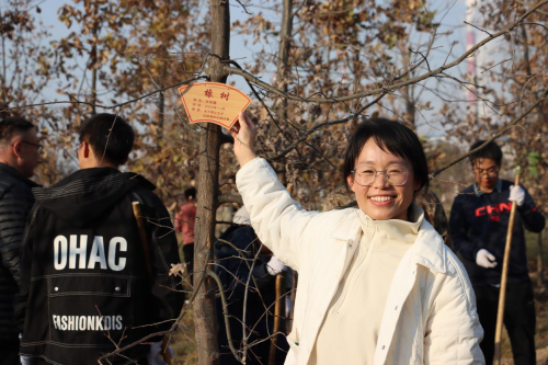 种一片桃李  期满园芬芳｜石河子工程职业技术学院开展“我为校园添棵绿”植树活动