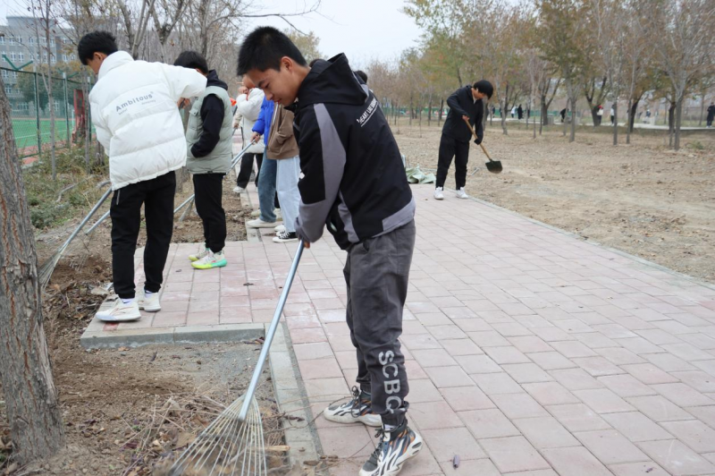 扬劳动之风 铸校园之美｜石河子工程职业技术学院师生开展校园劳动教育实践活动
