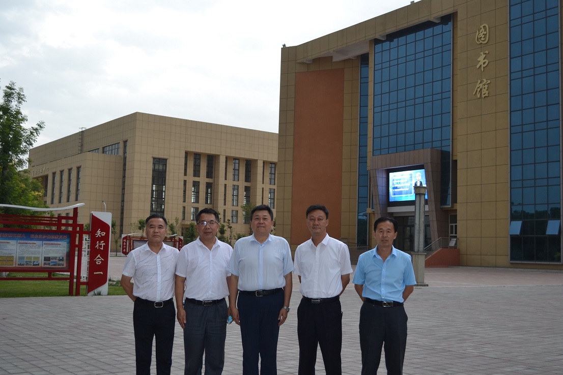 04学院领导合影留念.JPG